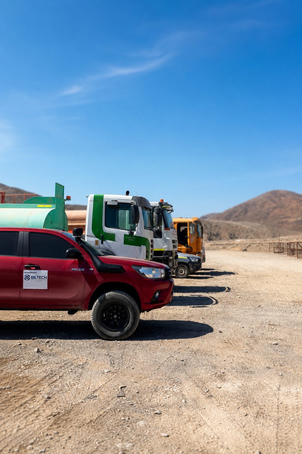 Flota de veh&iacute;culos operando en terreno