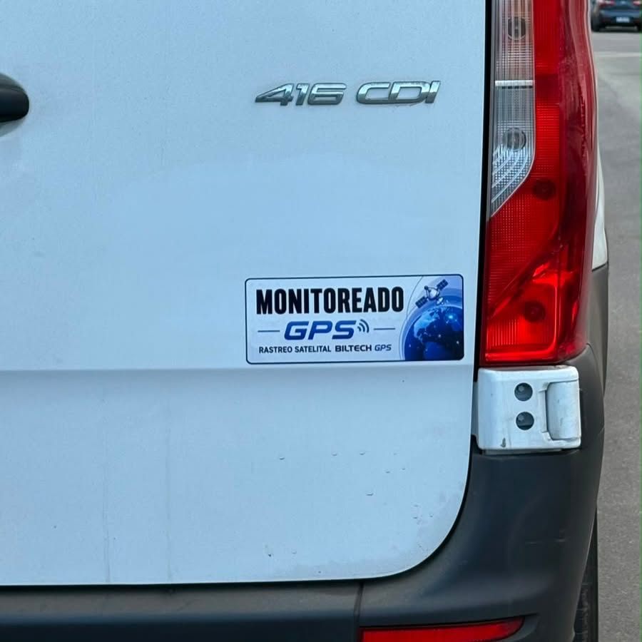Vehículo de servicio Biltech con adhesivo Monitoreado GPS y emblema 416 CDI