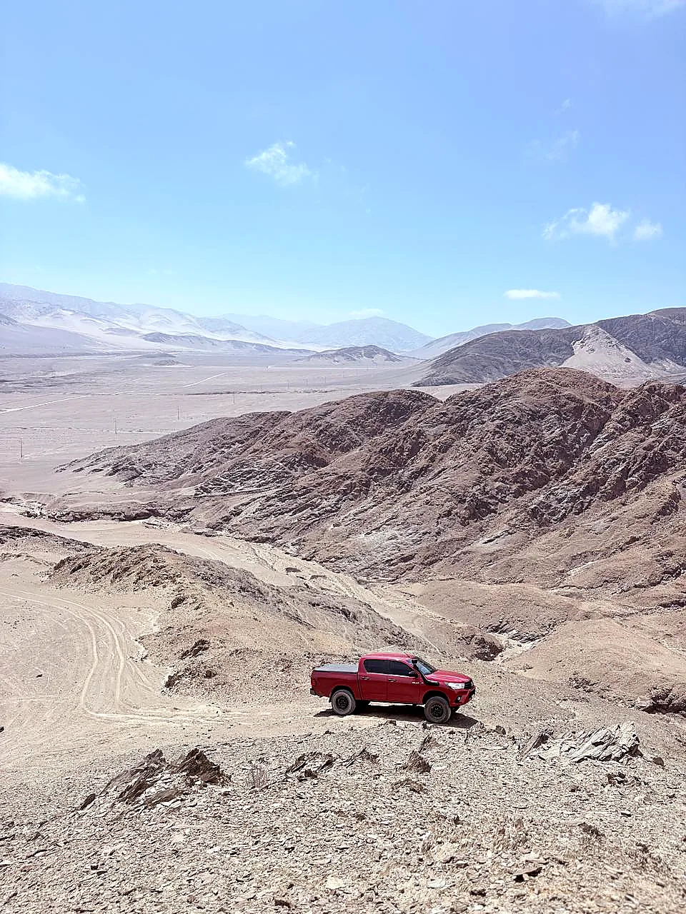 Camioneta roja en los caminos del desierto de Atacama